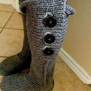 VGUC UGG grey knit three button boots size 8